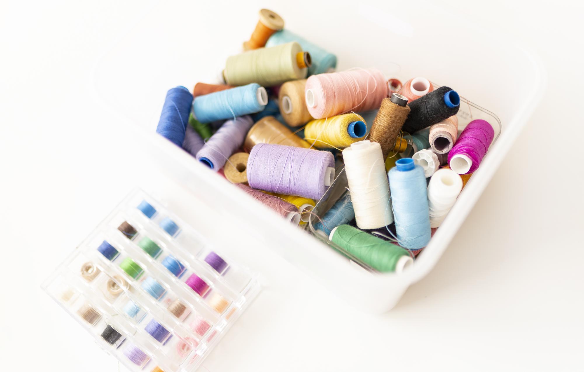 kit materiali per ricamo con fili e aghi